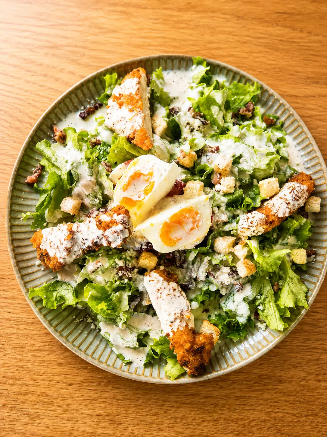 La salade César du Manuia, poulet croustillant et œuf mollet